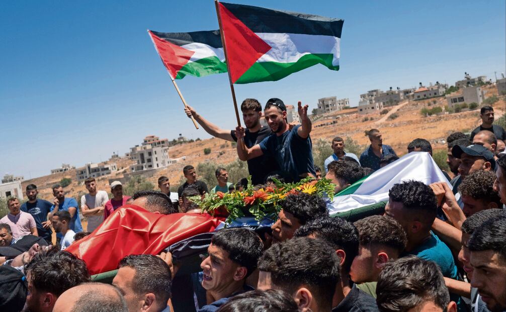 La aldea de Al Mazraa al Sharqiya, en Cisjordania ocupada, despidió en un funeral a dos palestinos muertos en el ataque de colonos el viernes. Foto: Magda Gibelli / EFE