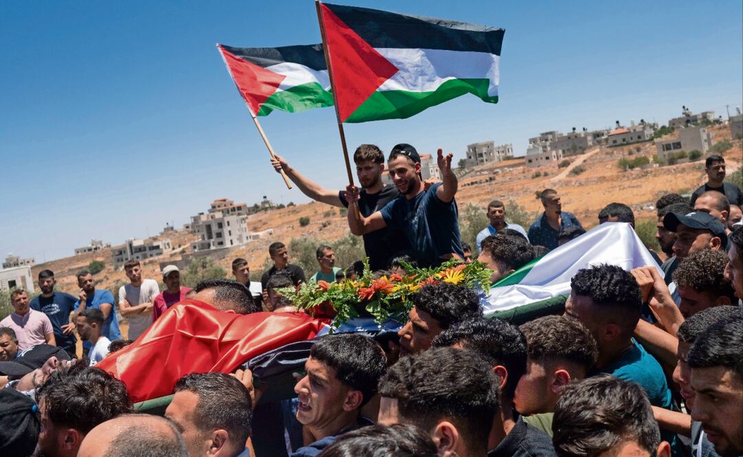 La aldea de Al Mazraa al Sharqiya, en Cisjordania ocupada, despidió ayer en un funeral a dos palestinos muertos en el ataque de colonos el viernes. Foto: Magda Gibelli / EFE