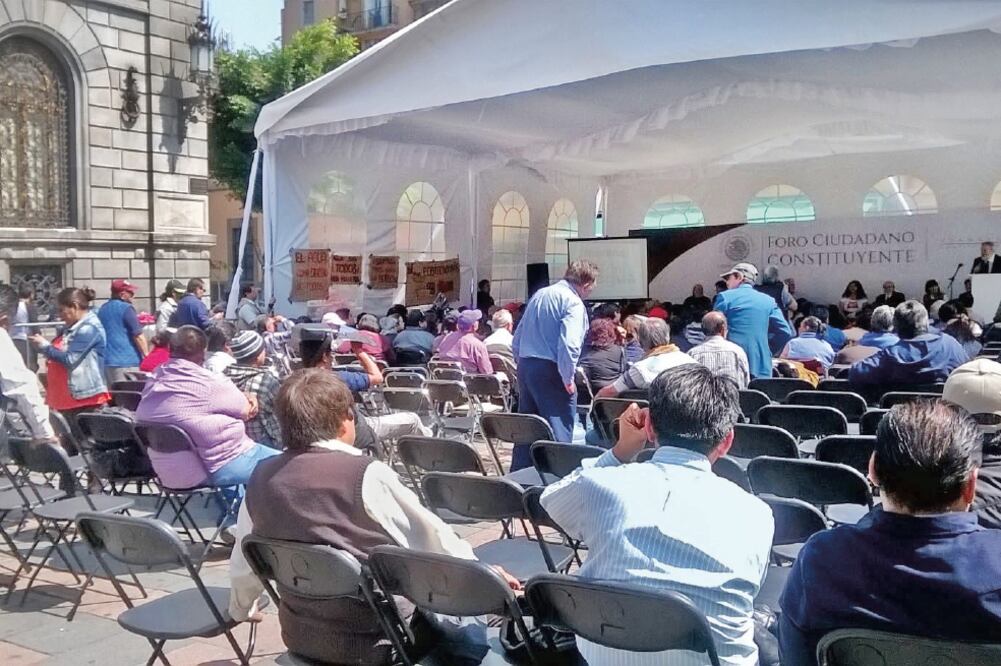 La presentación de la iniciativa de Morena se realizó en una carpa ubicada a un costado de la casona de Xicoténcatl, con sillas para 200 personas, pero pese al acarreo y al show de zanqueros contratado, el lugar lució vacío (DIANA VILLAVICENCIO)