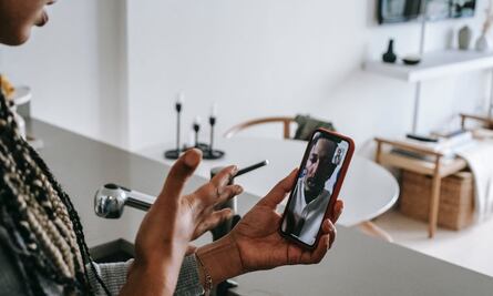 TikTok: Joven simula discusión telefónica con su novia delante de sus padres y terminan a golpes