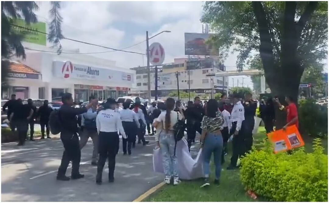 Como en otras ocasiones los manifestantes se plantaron frente a Casa Jalisco, sobre la avenida Manuel Acuña donde fueron encapsulados por los policías que comenzaron a empujarlos con sus escudos. Foto: Captura de pantalla