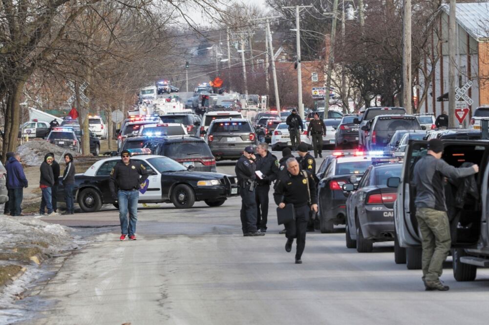 El personal policial se reúne cerca de la escena de un tiroteo en un parque industrial en Aurora, Illinois. Foto: AP