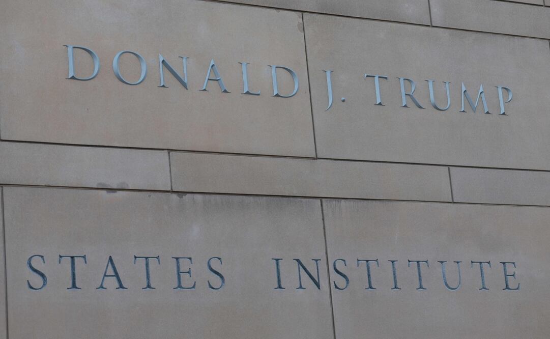 El nombre del presidente Donald Trump se colocó recientemente en el exterior de la sede del Instituto Estadounidense para la Paz (USIP) el 3 de diciembre de 2025 en Washington, D. C. Esta adición se realizó antes de que la administración Trump organizara la firma de un acuerdo entre los líderes de Ruanda y la República Democrática del Congo. Foto: AFP