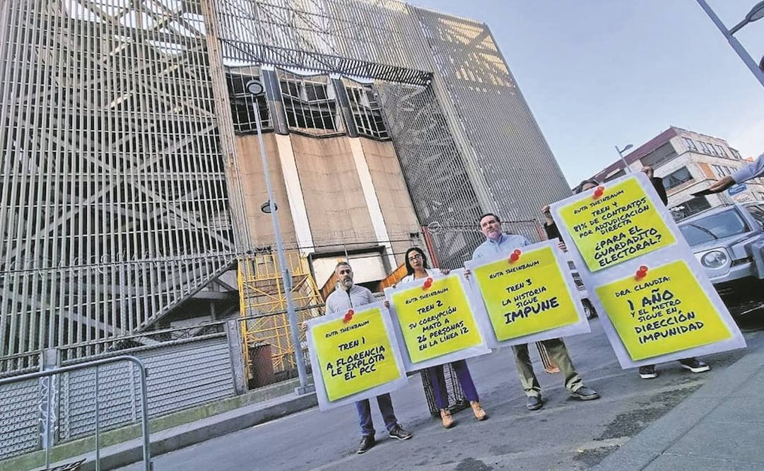 Diputados locales panistas como Federico Döring (centro), protestaron afuera de la Subestación de Buen Tono del Metro. Foto: Especial.
