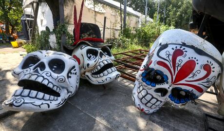 FOTOS: Artesanos crean calaveras monumentales para el Día de Muertos