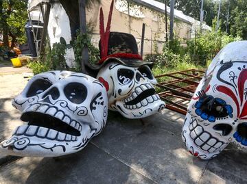 FOTOS: Artesanos crean calaveras monumentales para el Día de Muertos