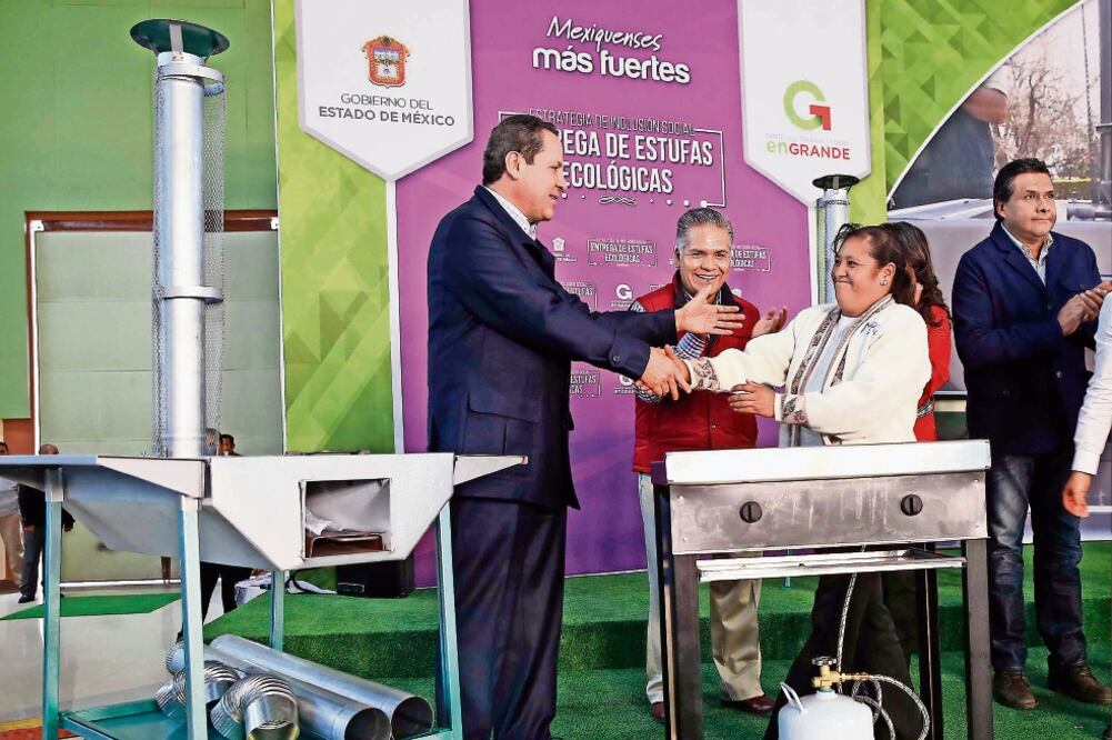 El gobernador dijo que las estufas ecológicas disminuirán hasta en 70% el consumo de leña (ESPECIAL)