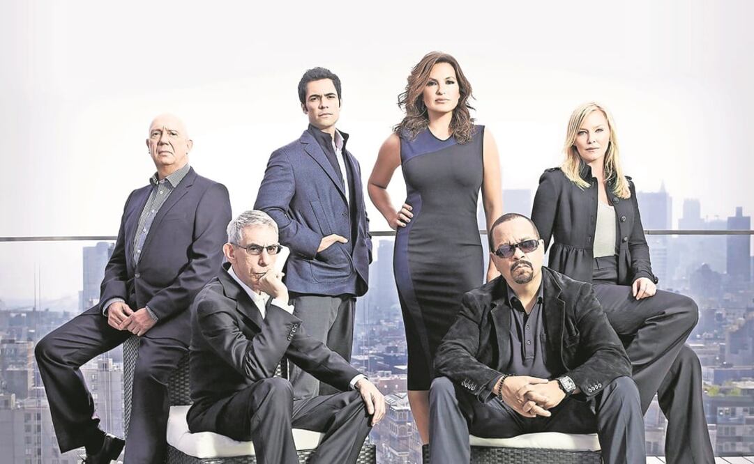 Mariska Hargitay (al centro) dirige el episodio 400; la actriz es, además, la única que ha permanecido a lo largo de las 18 temporadas (UNIVERSAL CHANNEL)