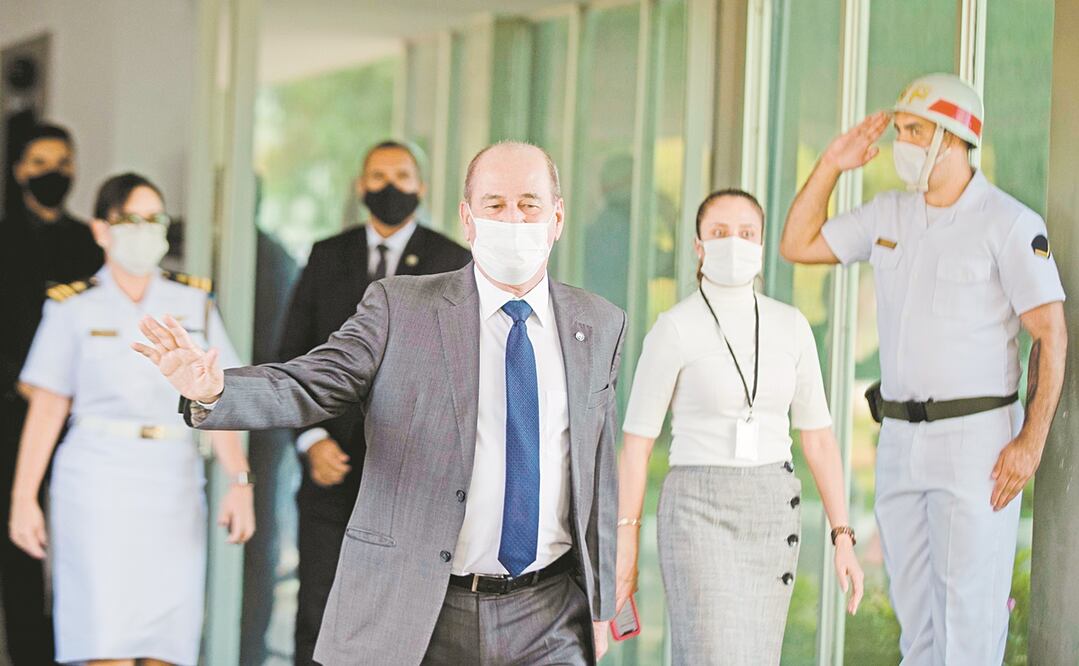 El exministro de Defensa, el general Fernando Azevedo e Silva, sale tras despedirse de su equipo en su ministerio en Brasilia. Foto: JOÉDSON ALVES. EFE