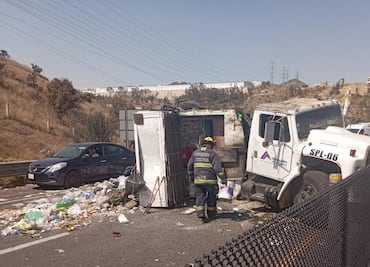 Choque de camión de basura contra muro de contención deja 2 muertos y 4 heridos en autopista Chamapa-Lechería
