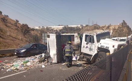 Choque de camión de basura contra muro de contención deja 2 muertos y 4 heridos en autopista Chamapa-Lechería