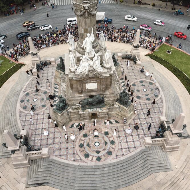 Una vez más la columna de El Ángel de la Independencia se convirtió en una pasarela de moda, que convivió con las clases de zumba y el paseo ciclista que se realizan cada domingo en Paseo de la Reforma. CARLOS ARANDA/EL UNIVERSAL