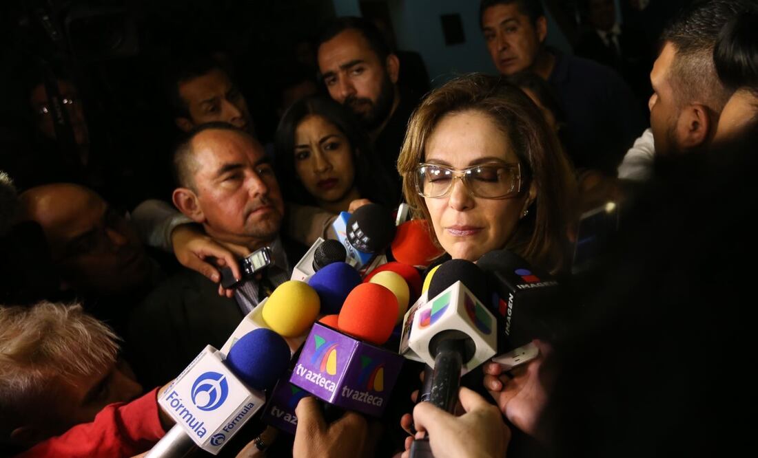 Tita Marbez, viuda de Mario Moreno Ivanova habla de su difunto esposo ante los medios en el Panteón Francés (Foto: Berenice Fregoso)