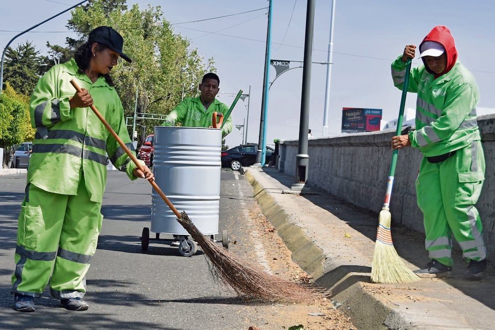 Los trabajadores atienden diariamente 108 vialidades con barrido manual (escobas) y 70 con barrido mecánico (algunas se atienden bajo las dos modalidades). Foto: de Eduardo Castañeda