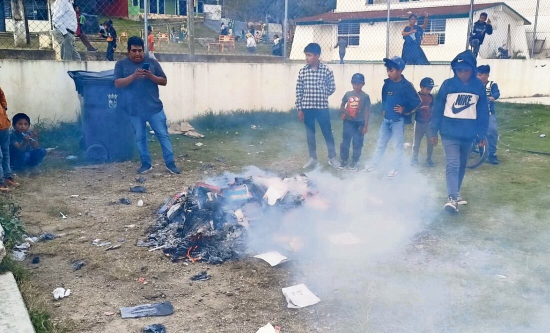 Indígenas de San Antonio del Monte, en San Cristóbal de las Casas, que quemaron los nuevos libros de texto, prohibieron la entrada a la prensa para cubrir el inicio de clases. Foto: Especial