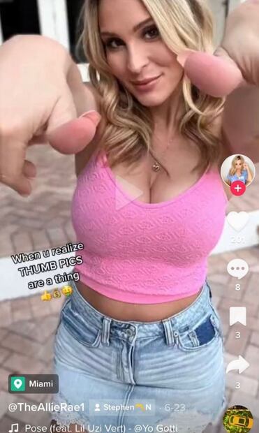 Enfermera se hace millonaria en OnlyFans por sus pulgares flexibles 