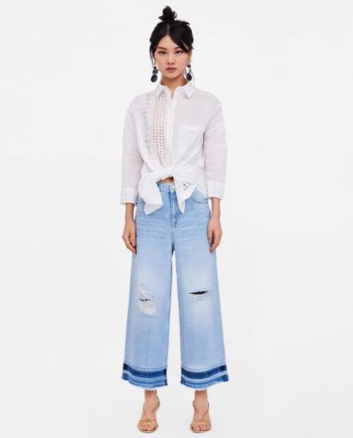 Bella Hadid apuesta por pantalones de mezclilla para salir de fiesta