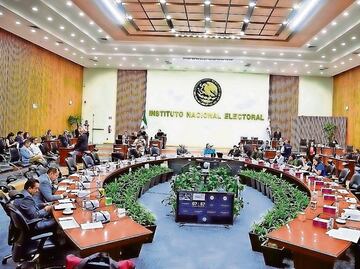 Juez denuncia a 11 consejeros del INE por desacato; impone multa de más de 54 mil pesos y ordena detener elección judicial