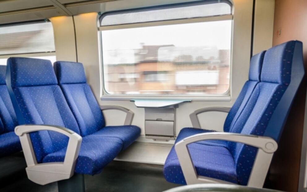 Por qué los aviones no tienen asientos encontrados, como los trenes