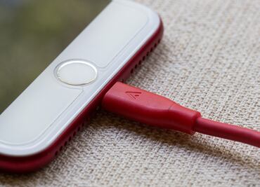 ¿Por qué no se debe dejar cargando el celular en la cama?