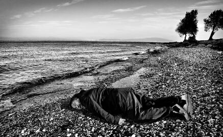 Ai Weiwei rinde tributo al niño sirio Aylan Kurdi