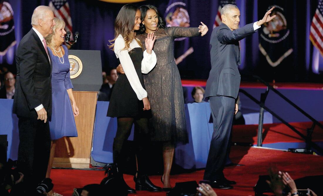 Obama (der.), su esposa Michelle y su hija Malia, junto con el vicepresidente Joe Biden y la mujer de éste, Jill, al término del discurso de ayer en Chicago (JOHN GRESS. REUTERS)