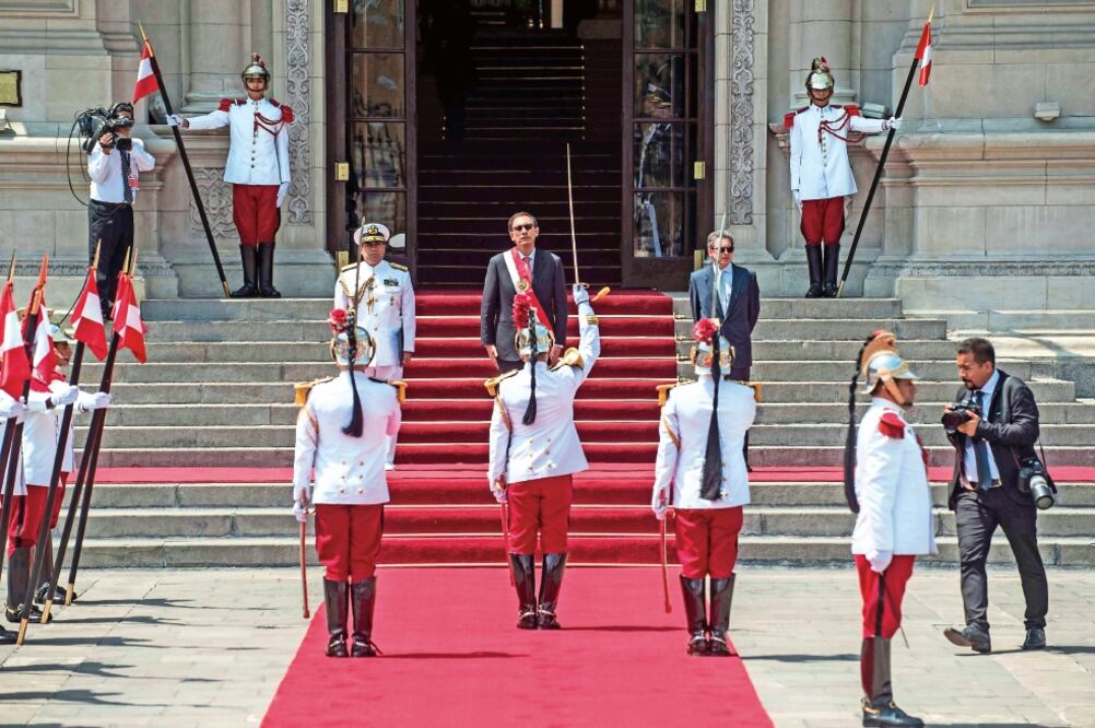 El nuevo presidente peruano, Martín Alberto Vizcarra, en el palacio presidencial, en Lima, después de jurar el cargo ante el Congreso (ERNESTO BENAVIDES. AFP)