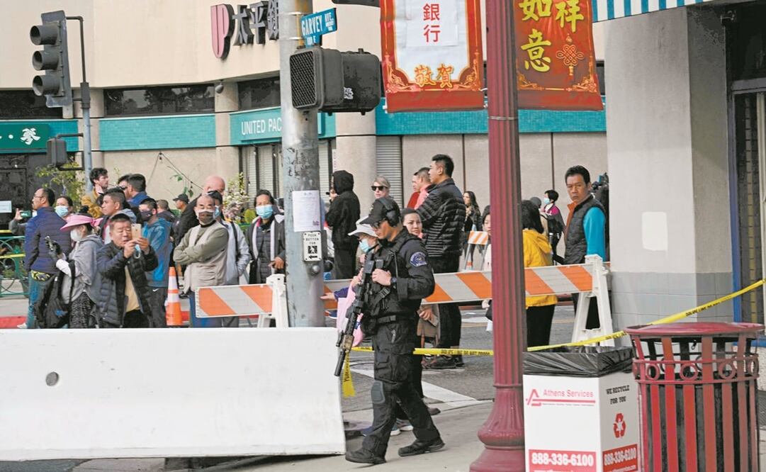 La policía inspecciona la zona donde un hombre disparó contra los asistentes a una discoteca, en Monterey Park, California. Foto: Robyn Beck / AFP