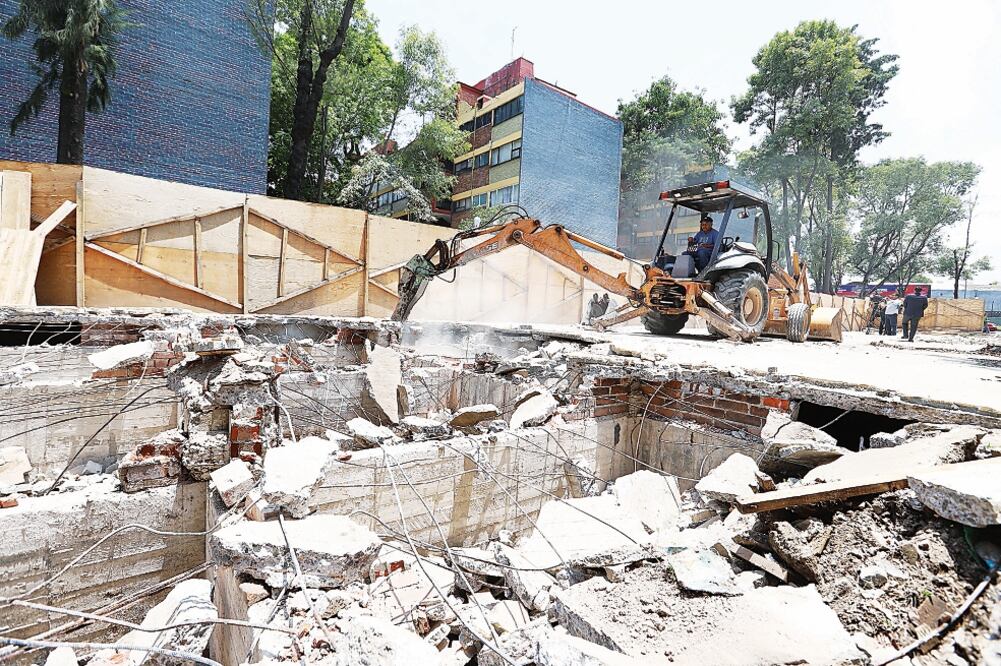 El fideicomiso de Morena, creado para ayudar a las víctimas de los sismos de septiembre pasado, fue multado por el INE por supuestas irregularidades (ARCHIVO EL UNIVERSAL)