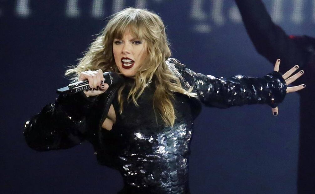 La comunidad que sigue a Taylor Swift creó una nueva tradición en The Eras Tour: los “friendship bracelets”. Se tratan de crear pulseras con cuentas de colores y lyrics de las canciones de Taylor Swift e intercambiarlos con otras swifties en los conciertos. Foto: Archivo EFE.