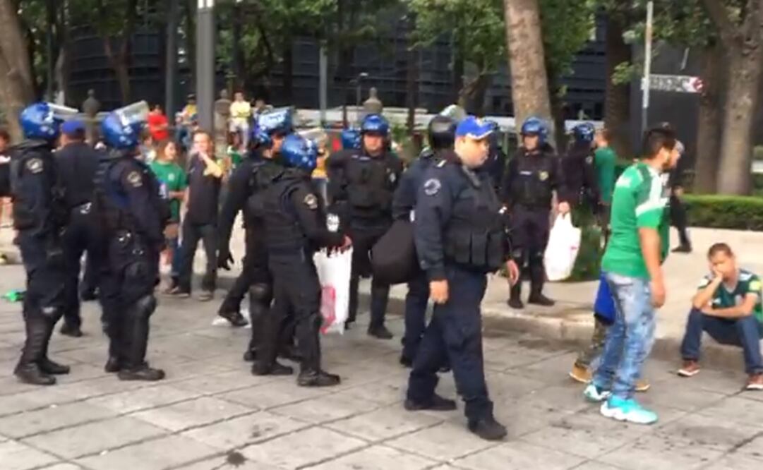 Policías decomisan bebidas alcohólicas en las inmediaciones del Ángel de la Independencia  (Foto: tomada de video)