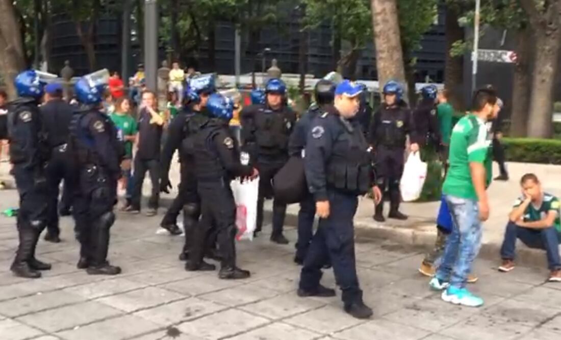 Policías decomisan bebidas alcohólicas en las inmediaciones del Ángel de la Independencia (Foto: tomada de video)