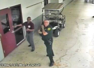 Divulgan video que muestra a policía sin actuar durante tiroteo en Florida