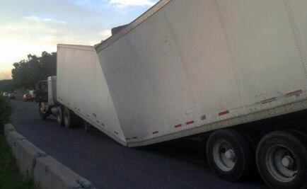 Se parte caja de tráiler en la calzada Zaragoza