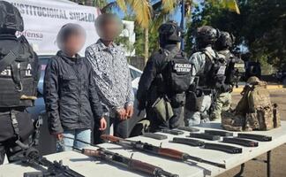 Fuerzas federales y estatales realizan operativos de seguridad en dos municipios de Sinaloa; aseguran armas y vehículos