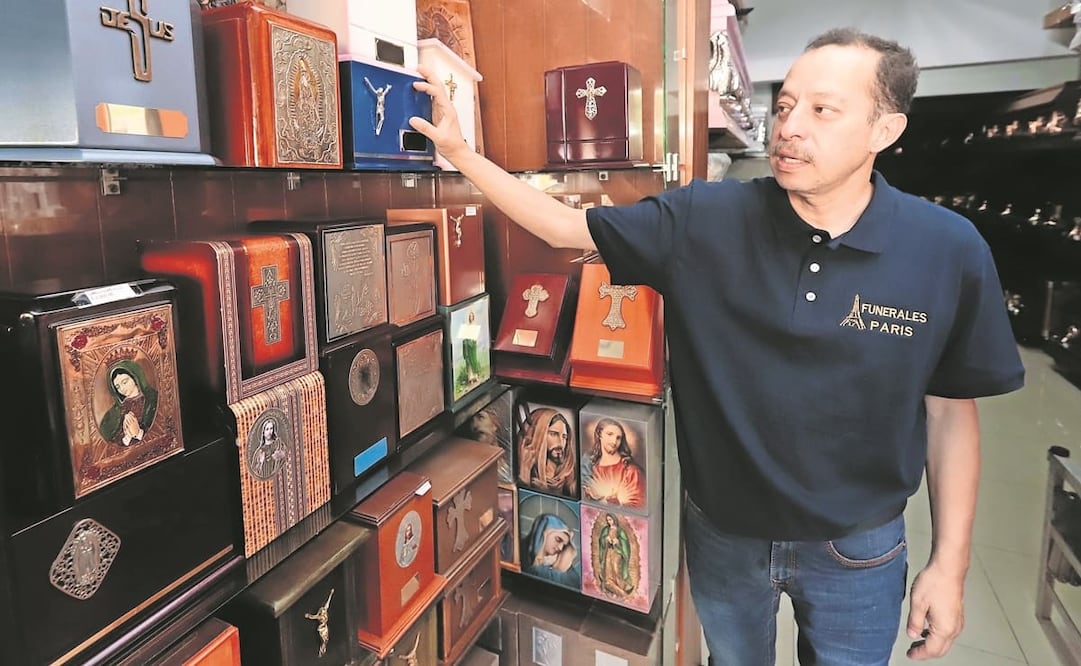 David Vélez Ponce, dueño de Funerales París, asegura que actualmente el artículo más vendido en su negocio son las urnas. Foto: Berenice Fregoso. EL UNIVERSAL