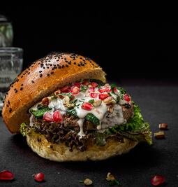 Conoce la hamburguesa de chile en nogada 