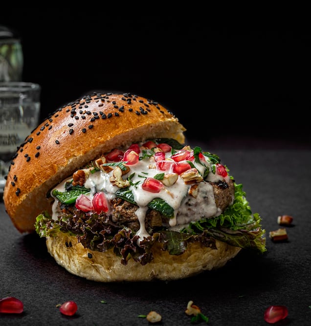 La nogada la preparan con queso de cabra, nuez de castilla, almendras y más / Foto: Cortesía Butcher & Sons