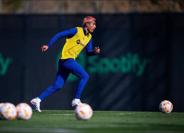 Julián Araujo entrena con el primer equipo del Barcelona bajo las órdenes de Xavi Hernández