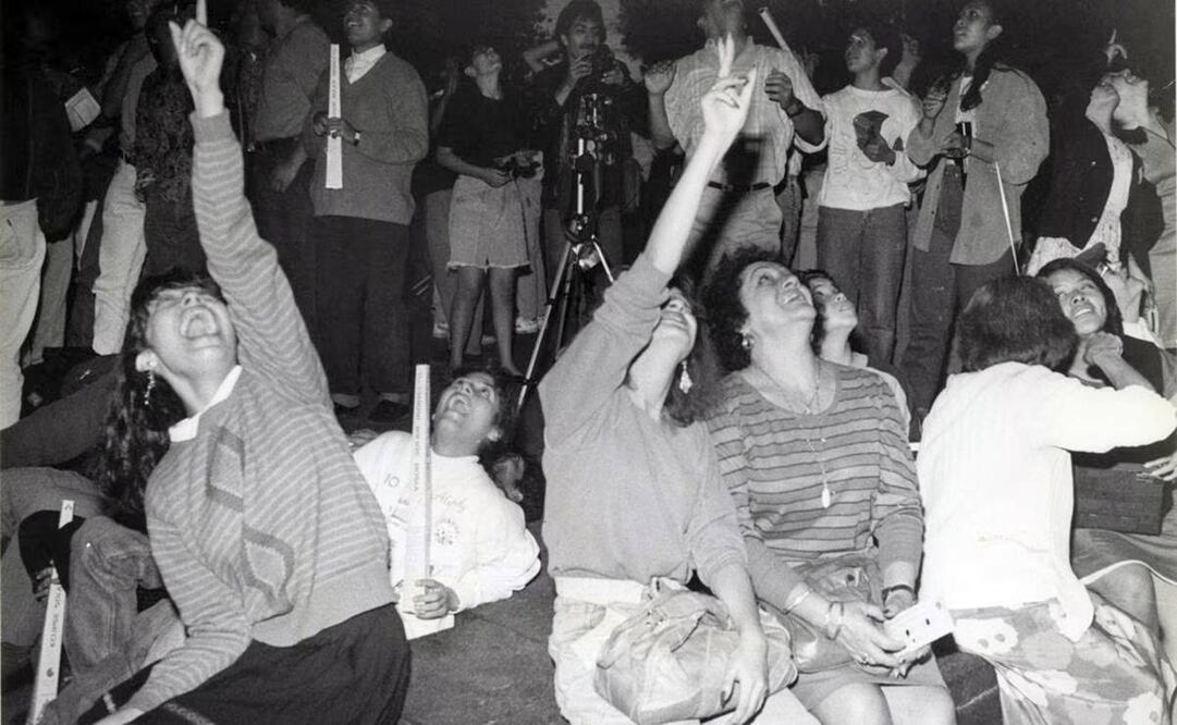 En la ciudad de México la mayor parte del público vivió el eclipse con emoción, pero en el resto del país no todos sintieron agrado con la inusual oscuridad a medio día. Archivo EL UNIVERSAL.
