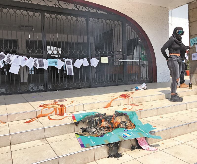 Integrantes del Bloque Negro prendie ron una fogata en el palacio municipal. Foto: REBECA JIMÉNEZ. EL UNIVERSAL