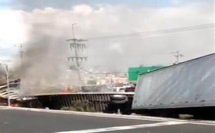Tráiler de doble remolque vuelca y se incendia sobre la autopista México-Pirámides