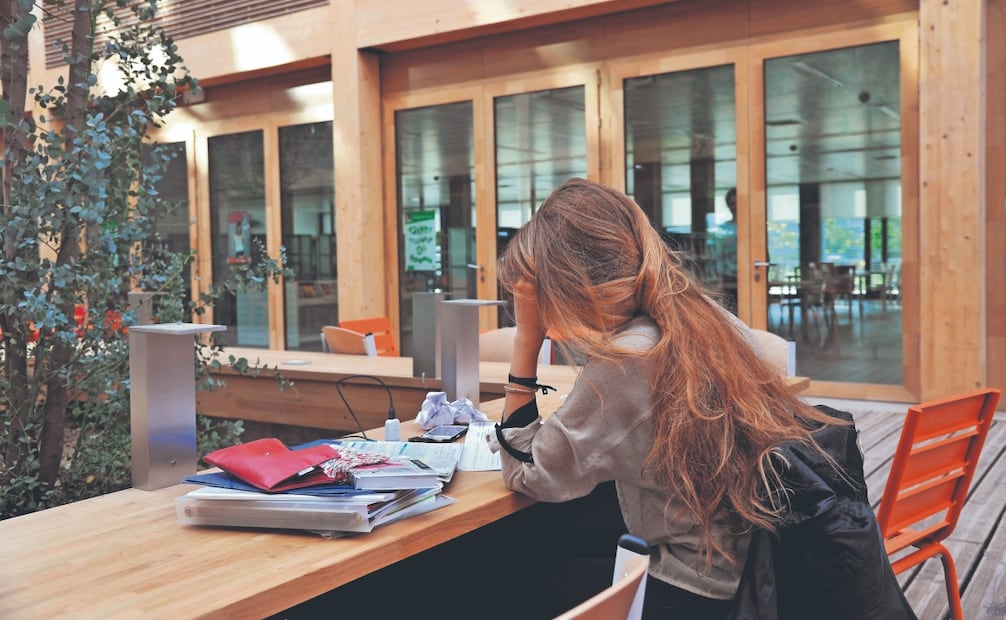 Una estudiante de secundaria en Nantes. Foto: Alain Le Bot/ AFP