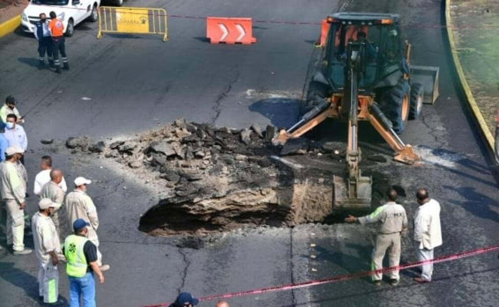 Reportan socavón de hasta ocho metros de profundidad en Venustiano Carranza