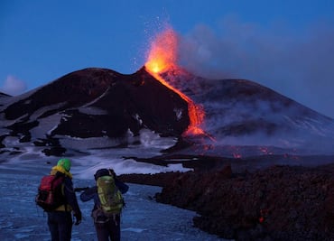 Volcán Etna entra en erupción; cierran aeropuerto en Italia