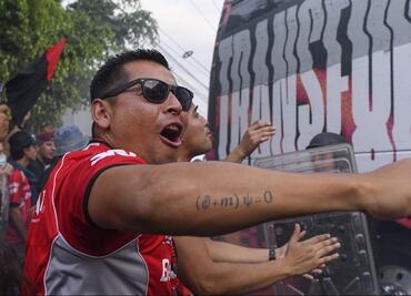 Entre rocazos y agresiones, así llegaron los Pumas al Estadio Jalisco
