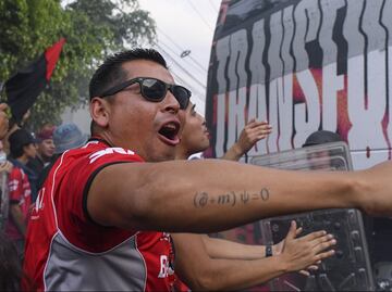 Entre rocazos y agresiones, así llegaron los Pumas al Estadio Jalisco