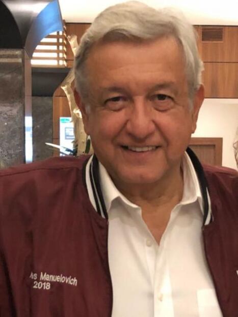 De sombreros a guantes de beisbol: los regalos a AMLO