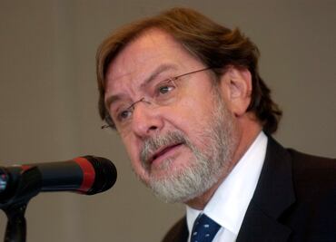 Juan Luis Cebrián quiere dirigir la RAE