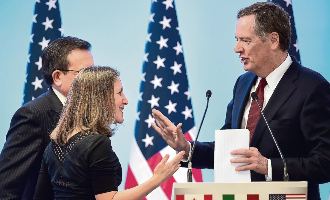 Ildefonso Guajardo, secretario de Economía; Chrystia Freeland, canciller de Canadá, y Robert Lighthizer, representante comercial de Estados Unidos, durante el cierre de la séptima ronda de renegociación del TLCAN. Foto: RONALDO SCHEMIDT. AFP